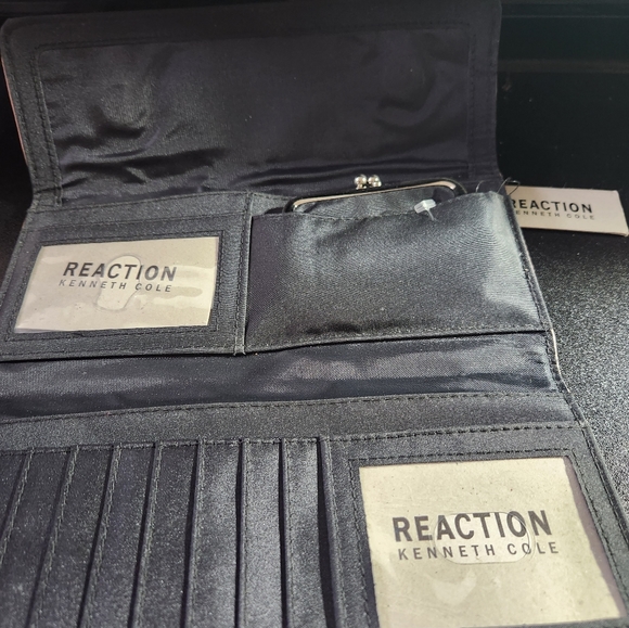 New Kenneth Cole Reaction Wallet - Picture 5 of 5